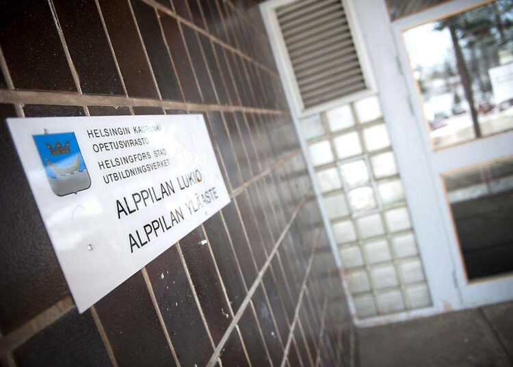 Helsingin opetusvirasto erotti opettajan, joka poisti oppilaan Alppilan yläasteen ruokalasta voimakeinoja käyttäen.