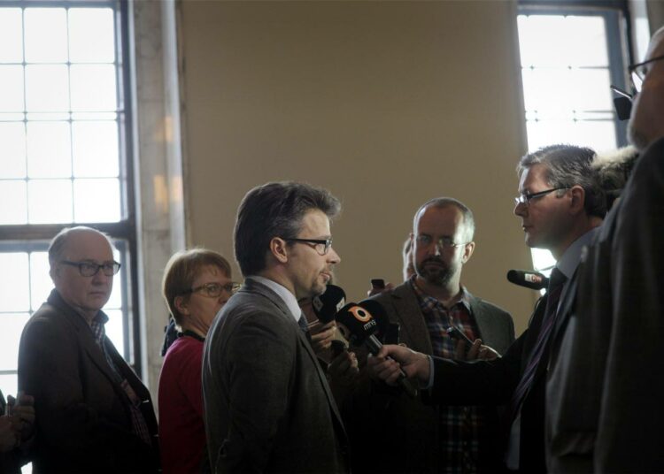 Ympäristöministeri Ville Niinistö toimittajien tentattavana tiistaina.