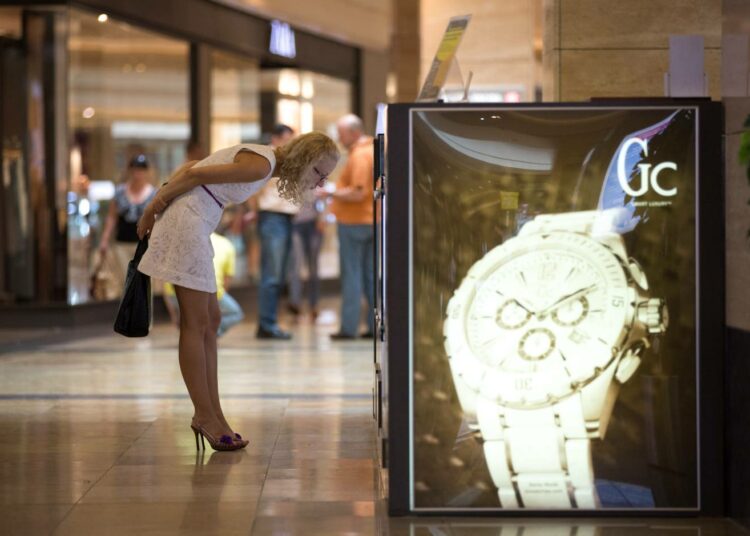 Kalliin kellomerkin mainos moskovalaisessa ostoskeskuksessa.