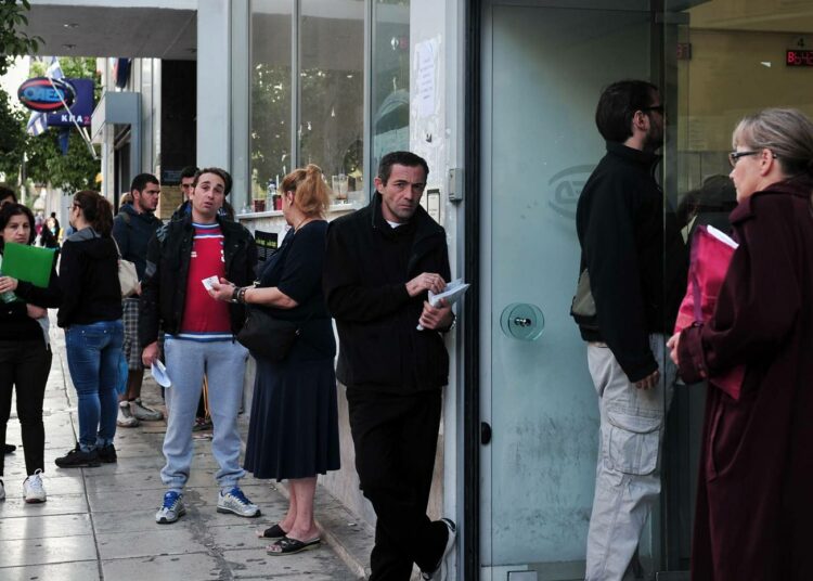 Ihmisiä työnvälitystoimiston edessä Ateenassa.