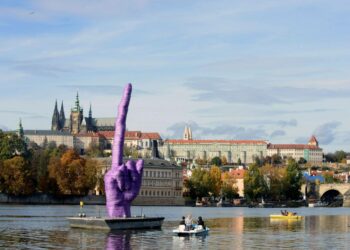 Neljä päivää ennen vaaleja asetettiin Vltava-jokeen taiteilija David Cernyn veistos, joka näyttää keskisormea taustalla näkyvälle presidentinlinnalle ja presidentti Milos Zemanille.