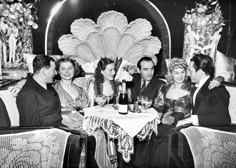 Asiakkaat juhlivat budapestiläisessä yökerho Arizonassa vuonna 1939.