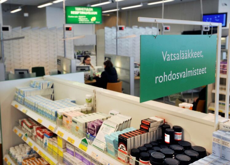 Sosiaali- ja terveysministeriön mukaan uudella lääketaksa-asetuksella pyritään turvaamaan lääkkeiden saatavuus koko maassa.