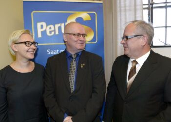 Jari Lindström (kesk.) valittiin maanantaina perussuomalaisten eduskuntaryhmän puheenjohtajaksi, Varapuheenjohtajiksi valittiin Maria Lohela ja Kaj Turunen.