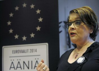 Palvelualojen ammattiliitto PAMin puheenjohtaja Ann Selin palkansaajajärjestöjen ja ammattiliittojen yhteisen EU-vaalikampanjan tiedotustilaisuudessa maanantaina.