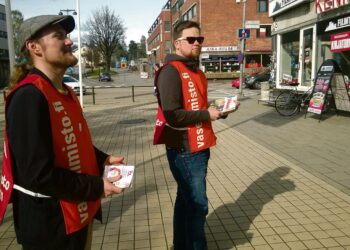 Oula Hyrske ja Ari Alapartanen tekevät vaalityötä Järvenpäässä.