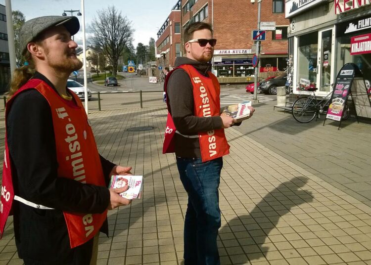 Oula Hyrske ja Ari Alapartanen tekevät vaalityötä Järvenpäässä.