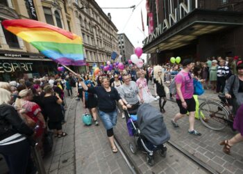 Helsingin Pride -kulkueessa oli noin 20 000 osanottajaa.