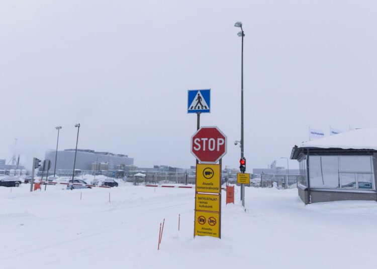 Lunta Talvivaaran pääportilla.