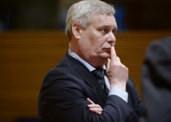 Puheenjohtaja Antti Rinne mietteliäänä torstaina SDP:n puoluevaltuustossa.