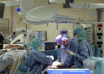 Perussairauden paheneminen tai kroonistunut kipu johtaa pidempiin sairauspoissaoloihin ja pahimmillaan sairauskierteeseen. Kuva sydänleikkauksesta Turun yliopistollisessa keskussairaalassa.