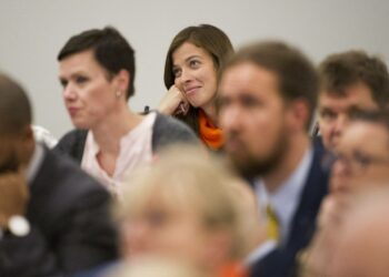 Kansanedustaja Li Andersson puolustaa dosentteja ja yleensä tiedeyhteisöä.