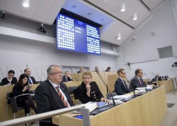 Hallitus korottaa rajusti monia palvelumaksuja.