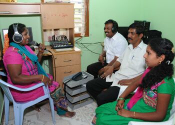 Anugondanahallin kylässä Intian Karnatakan osavaltiossa toimiva Sarathi Jhalak on yksi maan yli 200 yhteisöradiosta.