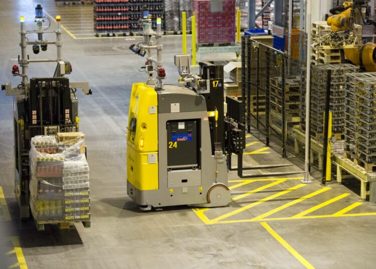Robotit tekevät suuren osan töistä Sinebrychoffilla. Automaattitrukit ahertavat varastossa.
