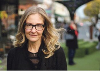 Ohjaaja Eva Orner osoittamassa Melbournessa mieltään pakolaisten puolesta. Hän sai dokumenttielokuvien Oscarin vuonna 2008.