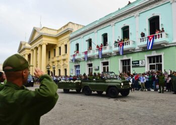 Fidel Castron tuhkauurna kuljetettiin torstaina Santa Claran läpi matkalla Havannasta Santiago de Cubaan.