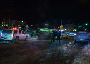 Poliiseja tapahtumapaikalla Quebec Cityn islamilaisen kulttuurikeskuksen luona.