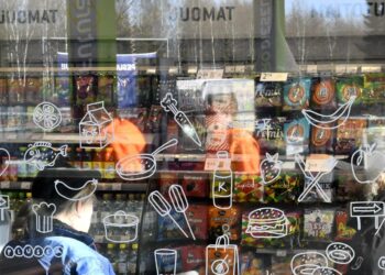 Kaupan alalla neuvottelutulos on saatu aikaan.SAK:n puheenjohtaja Jarkko Eloranta kehottaa muita työnantajaliittoja seuraamaan ripeästi perässä.