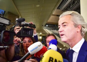 Äärioikeiston vapauspuolueen johtaja Geert Wilders puhuu lehdistölle vaali-iltana Haagissa.