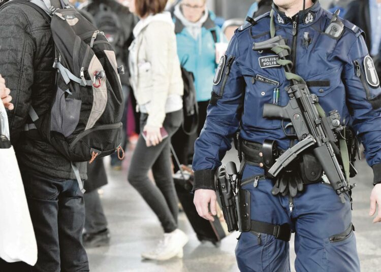 Kielteisen päätöksen saaneiden turvapaikanhakijoiden noudot ja vangitsemiset ovat lisääntyneet. Poliisi partioi Helsinki-Vantaan lentoasemalla huhtikuun puolivälissä.