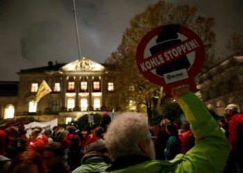 Mielenosoittajat vaativat hiilivoimaloiden pysäyttämistä marraskuussa Berliinissä.