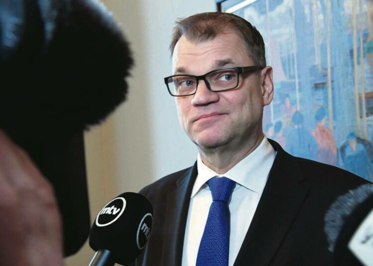 Pääministeri Juha Sipilä (kesk.) ei kovin hyvin pärjää keskustan kunniapuheenjohtaja Paavo Väyrysen sirkuksessa.