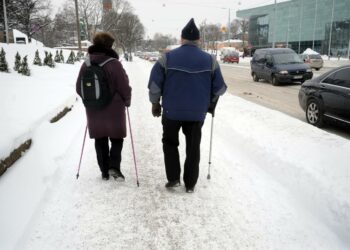 Naisten eläkkeet painottuvat  jakauman matalaan päähän, kun miehillä eläkkeensaajia on tasaisemmin kaikissa eläkehaitarin luokissa.