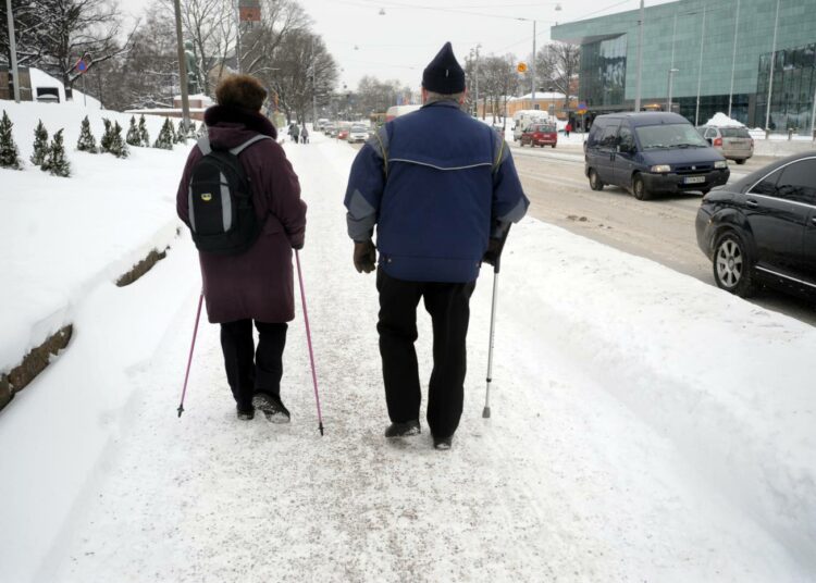 Naisten eläkkeet painottuvat  jakauman matalaan päähän, kun miehillä eläkkeensaajia on tasaisemmin kaikissa eläkehaitarin luokissa.