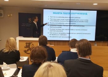 Johannes Koponen Demos Helsingistä esitteli torstaina raportin työn murroksesta. Raportti esittää mm. elinikäistä sitoutumista oppilaitokseen.