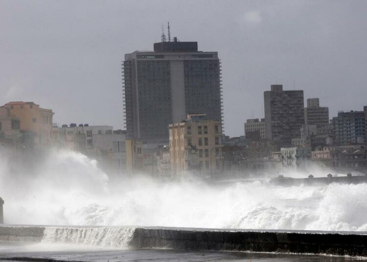Merenpinnan nousu uhkaa alavia rannikoita ja saarivaltioita. Kuva Kuuban Havannasta myrskyn aikaan.