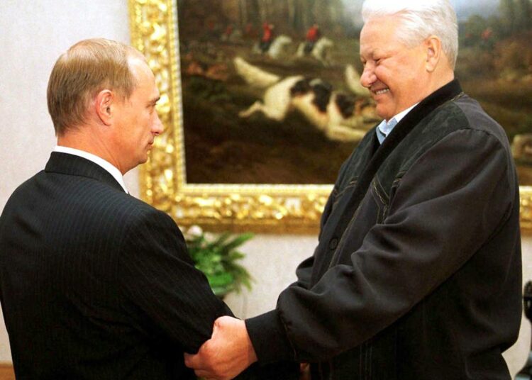 Boris Jeltsin siirtyi lopulta syrjään tehtävistään vasta juuri ennen vuosituhannen vaihdetta. Erotessaan hän nimesi virkaatekeväksi presidentiksi Vladimir Putinin.