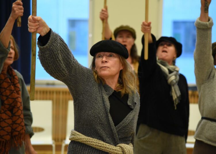 Susinartut-teos kertoo vuoden 1918 vankileirit kokeneiden naisten kokemuksista. Kuva harjoituksista.