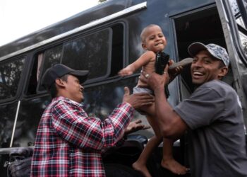 Ensimmäiset siirtolaiskaravaanit saapuivat keskiviikkona Yhdysvaltain rajalla sijaitsevaan Meksikon kaupunkiin Tijuanaan.