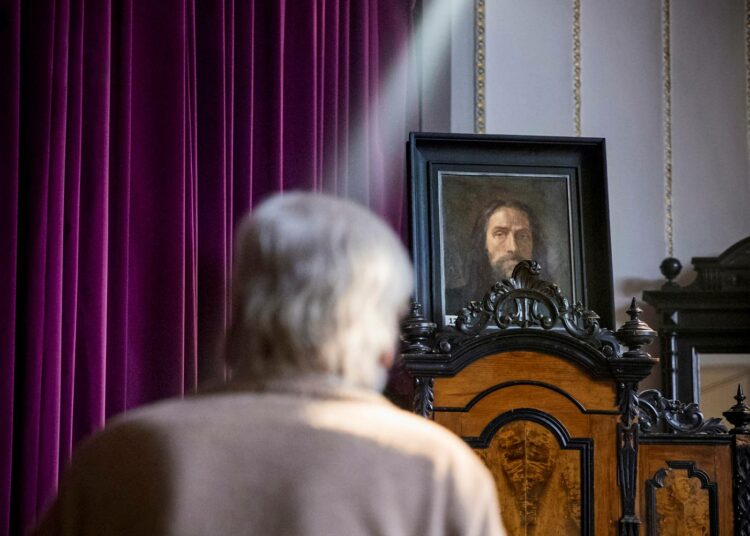 Taidekauppias Olavi Launis on varma, että hänen havittelemansa teos on suuren venäläistaiteilijan Ilja Repinin maalaama.