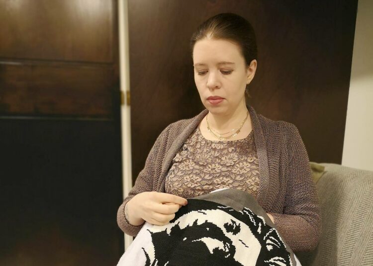 Anna Kontulalla (yllä) on valmistumassa sohvatyynysarja feministi-ikoneista Hanna Arendtista, Emma Goldmanista ja Rosa Luxemburgista.