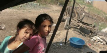 Pata-Râtin kaatopaikan liepeillä eläviä lapsia pilkataan likaisuuden ja pahan hajun vuoksi. Se on voimistanut erottelun ja syrjinnän kierrettä.