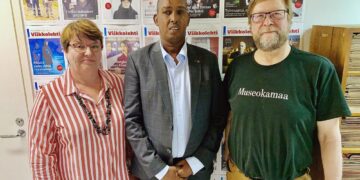 Tarja Erdogan ja Arto Huovinen kertoivat Somalian journalistiliiton Mohamed Moalimuulle luottamusmiehen työstä Kansan Uutisissa.