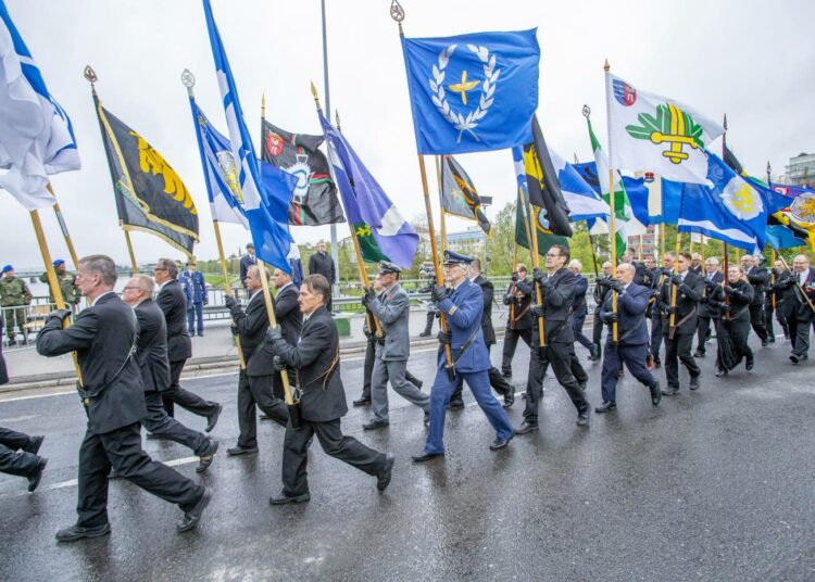 Maanpuolustusjärjestöjen lippulinna puolustusvoimain lippujuhlan päivän valtakunnallisessa paraatissa Rovaniemellä 4. kesäkuuta.