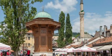 Sarajevon vanhan kaupungin arkkitehtuurissa näkyy vuosisatainen ottomaanivaikutus, mutta kaupunki on tunnettu monikulttuurisuudestaan. Sodan arpien umpeutuessa kansanryhmien välit ovat vähitellen lämpenemässä.