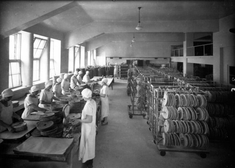 Näkkileivän valmistusta Elannon leipätehtaalla 1900-luvun alussa.