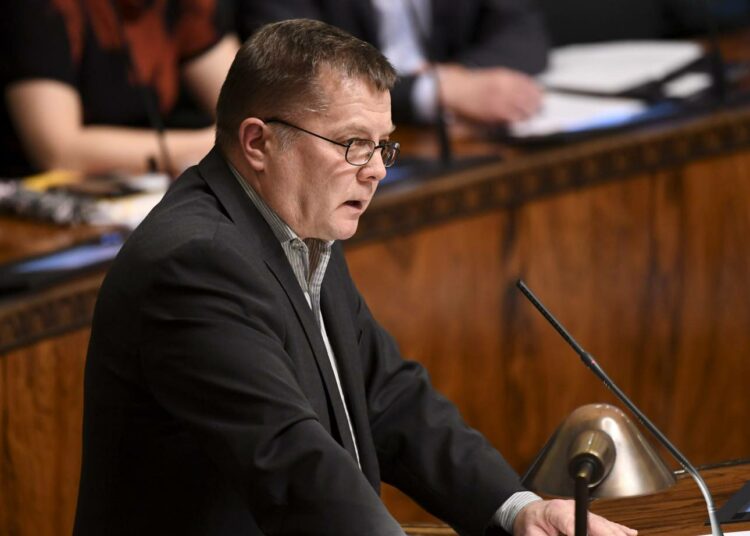 Vasemmistoliiton kansanedustaja Markus Mustajärvi sanoi pitkähkön oppositiokauden jälkeen joutuneensa opettelemaan hallituksen esitysten kehumista. Aktiivimallin purkamisen kohdalla se ei ollut edes vaikeaa, hän letkautti.