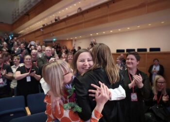 Sosiaali- ja terveysministeri Aino-Kaisa Pekonen ja Li Andersson iloitsevat Minna Minkkisen valinnasta varapuheenjohtajaksi.