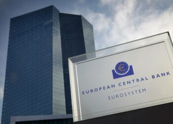 Tässä tilanteessa kaikki vastuu – niin tekninen kuin poliittinenkin – kaatuu Euroopan keskuspankin harteille. Alun takeltelun jälkeen EKP on pistänyt kyllä kovan kovaa vasten ja ylittänyt kaikki edellisissä kriiseissä vedetyt rajat kolisten, sanoo Jussi Ahokas.