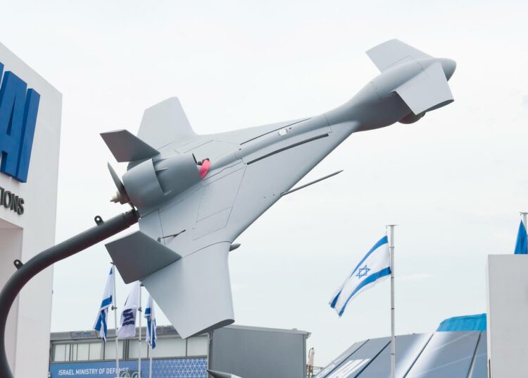 Israelissa kehitetty IAI Harop on kuin puoliksi lennokki ja puoliksi ohjus. Se kuuluu aseryhmään, joka tunnetaan nimillä loitering munition, vaaniva ase, kamikaze-ase tai itsemurha-ase.