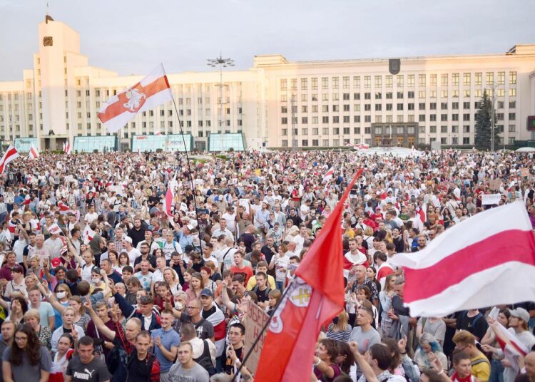Mielenosoitukset jatkuivat Valko-Venäjän pääkaupungissa Minskissä tiistaina.