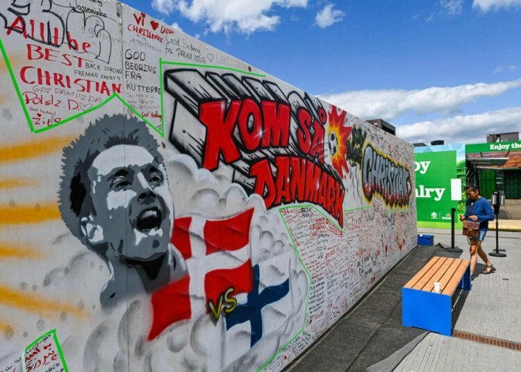 Koko jalkapalloileva maailma toivottaa Christian Eriksenille paranemista. Kuvan maalaus on Kööpenhaminasta.