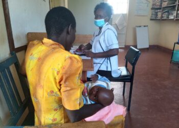 Lapsen terveystarkastus Homa Bayssa, malariarokotuksia pilotoivassa Kenian maakunnassa.