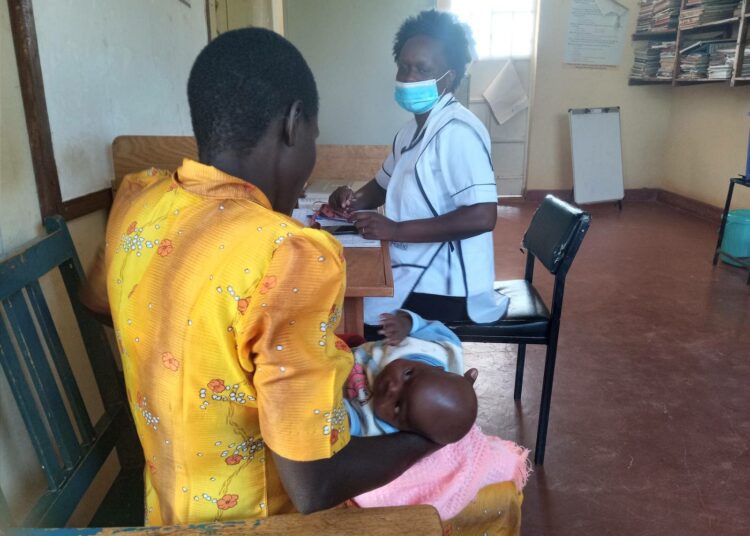 Lapsen terveystarkastus Homa Bayssa, malariarokotuksia pilotoivassa Kenian maakunnassa.