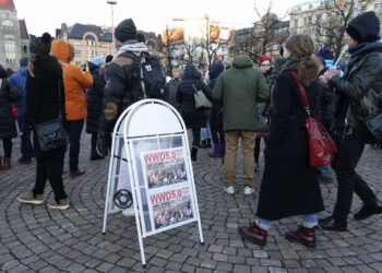 Koronarokotuksia ja -passia vastustavia mielenosoittajia Helsingin Rautatientorilla 20. marraskuuta.